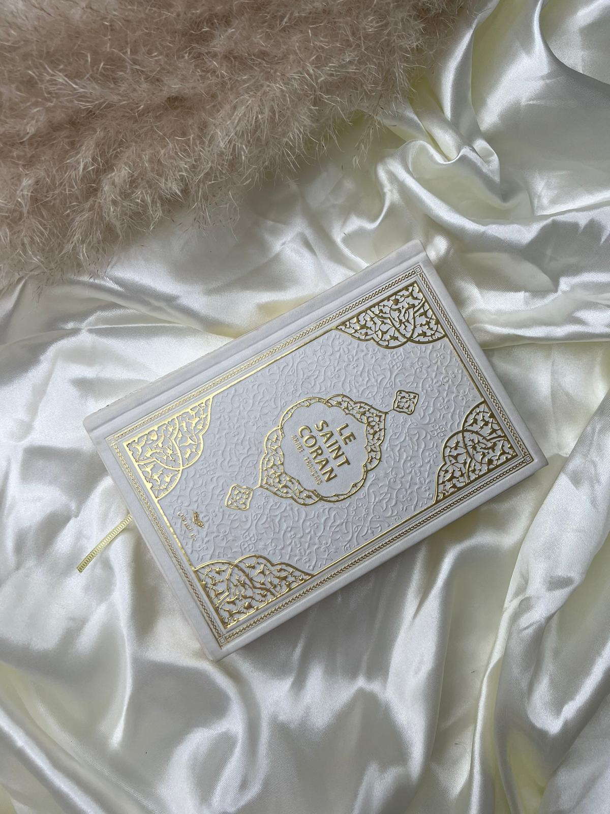 03929b5e-d89b-49ec-9b4b-76e0f2bddda6 coran page or blanc et doré