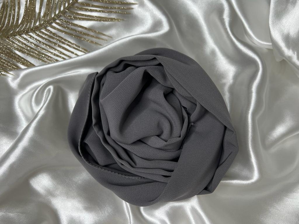 La Soie de Médine vous présente sa nouvelle collection de Soie de Médine propre à la marque, un tissu fluide, de qualité, léger, et opaque il tient cette appellation par sa composition qui donne une douceur et un aspect légèrement brillant. La Soie de Médine vous conseille de mettre un bonnet SEDEF que nous vendons également sur le site, afin que le Soie de Médine ne glisse pas. La Soie de Médine made in Turquie assure la qualité. Mesure environ 75×200 cm. La Soie de Médine vous recommande un lavage à 30° cycle délicat. Composition : Viscose