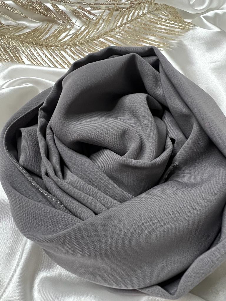 voile gris soie de medine La Soie de Médine vous présente sa nouvelle collection de Soie de Médine propre à la marque, un tissu fluide, de qualité, léger, et opaque il tient cette appellation par sa composition qui donne une douceur et un aspect légèrement brillant. La Soie de Médine vous conseille de mettre un bonnet SEDEF que nous vendons également sur le site, afin que le Soie de Médine ne glisse pas. La Soie de Médine made in Turquie assure la qualité. Mesure environ 75×200 cm. La Soie de Médine vous recommande un lavage à 30° cycle délicat. Composition : Viscose