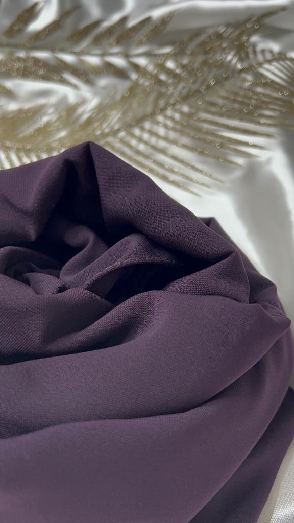 La Soie de Médine vous présente sa nouvelle collection de Soie de Médine propre à la marque, un tissu fluide, de qualité, léger, et opaque il tient cette appellation par sa composition qui donne une douceur et un aspect légèrement brillant. La Soie de Médine vous conseille de mettre un bonnet SEDEF que nous vendons également sur le site, afin que le Soie de Médine ne glisse pas. La Soie de Médine made in Turquie assure la qualité. Mesure environ 75×200 cm. La Soie de Médine vous recommande un lavage à 30° cycle délicat. Composition : Viscose