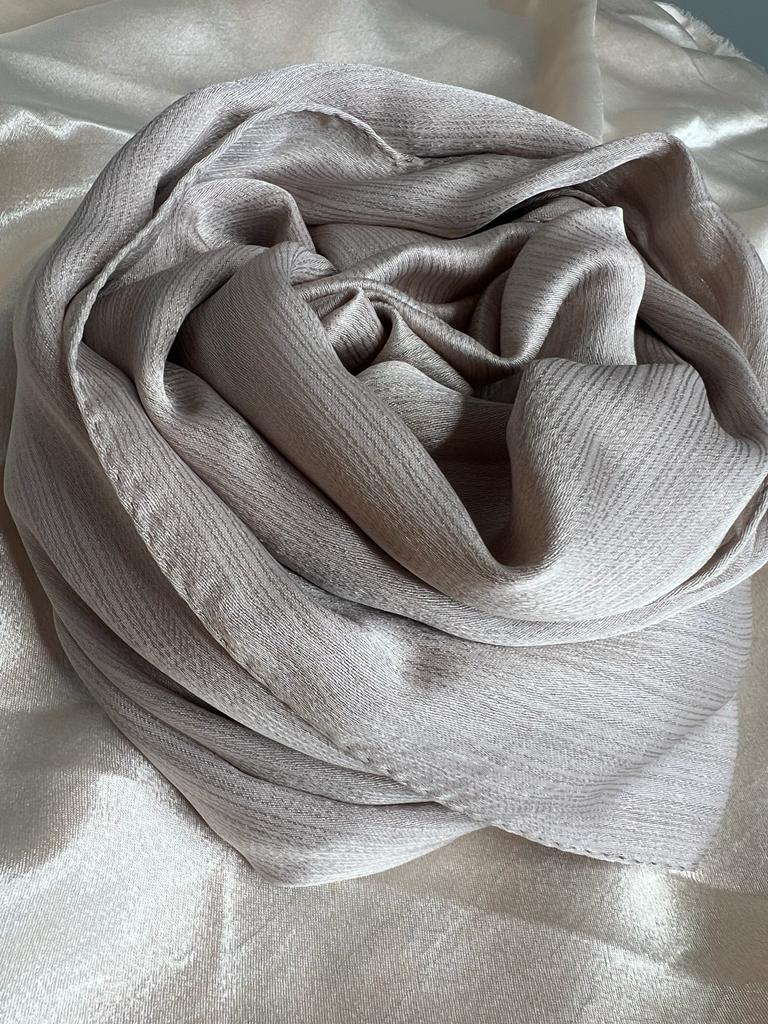 hijab satin rayé nude